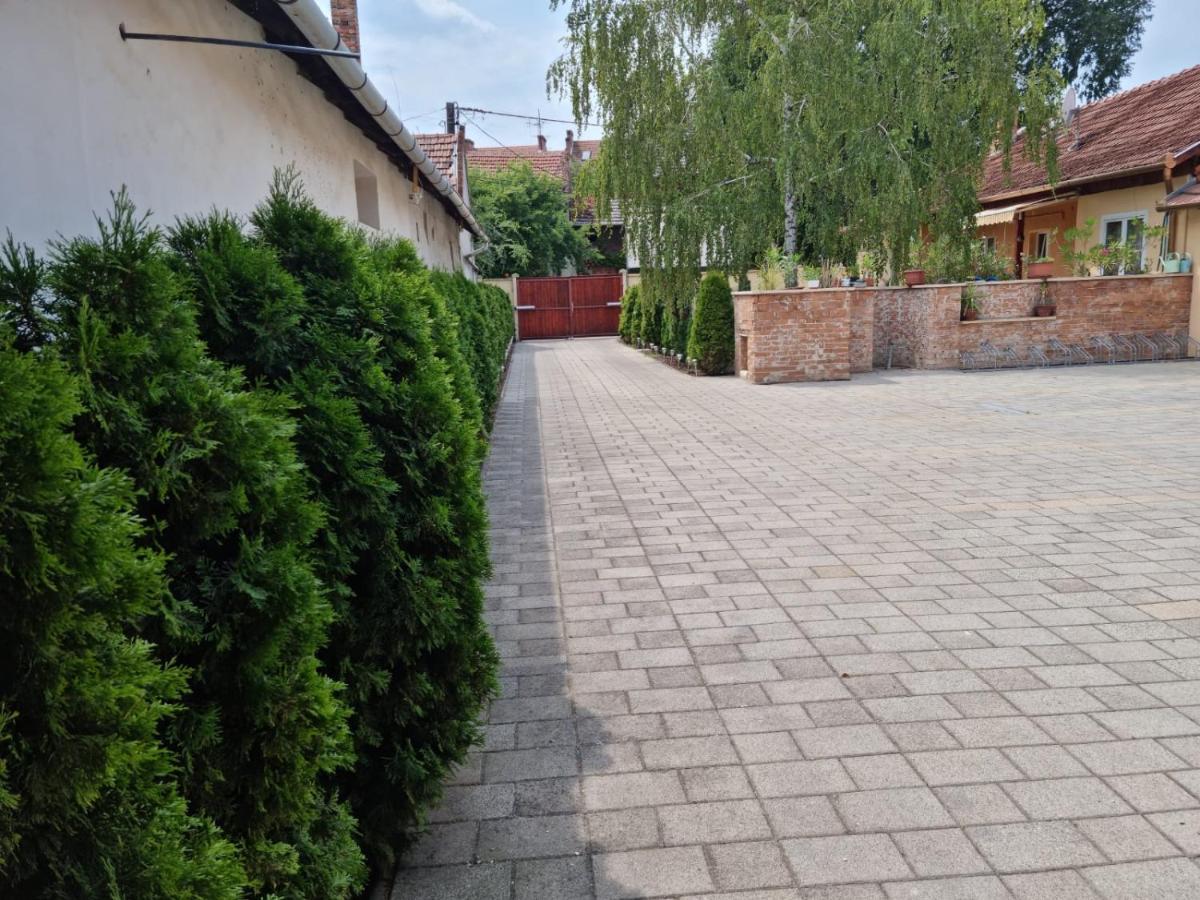 Belvarosi Pihenohaz Bekescsaba Exteriör bild